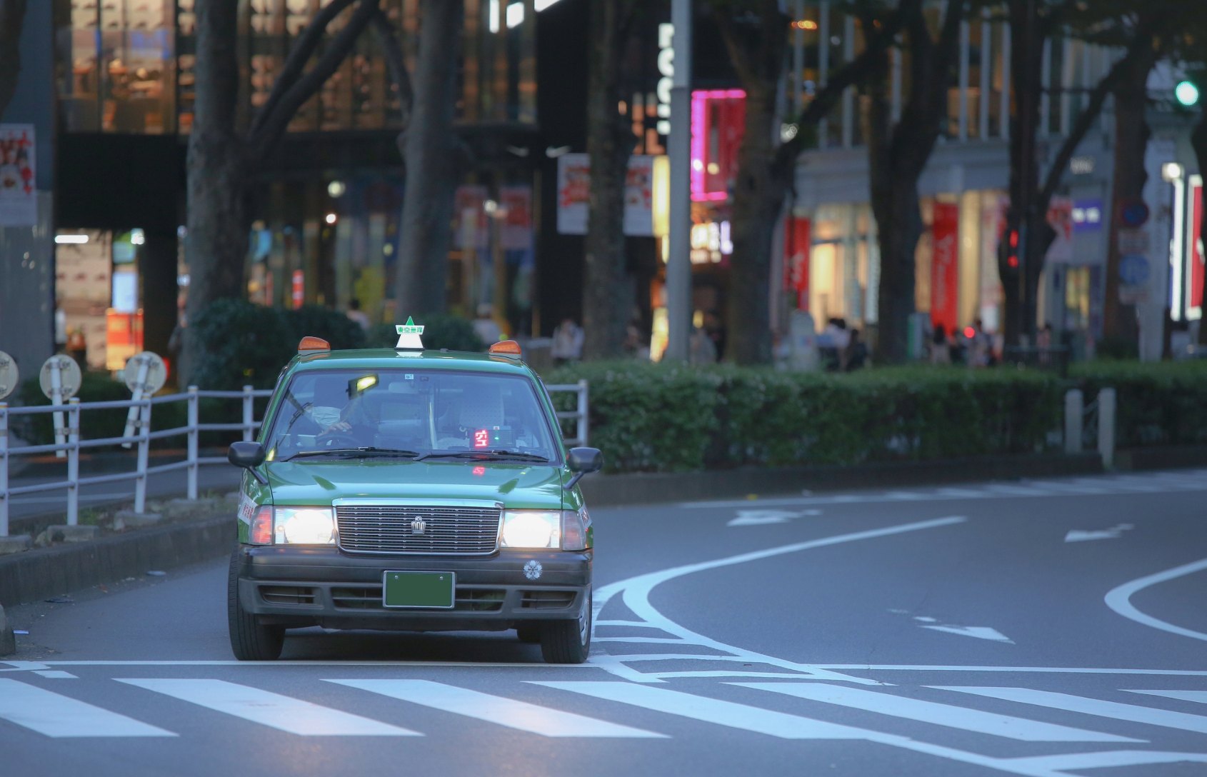 街を走るタクシーのイメージ