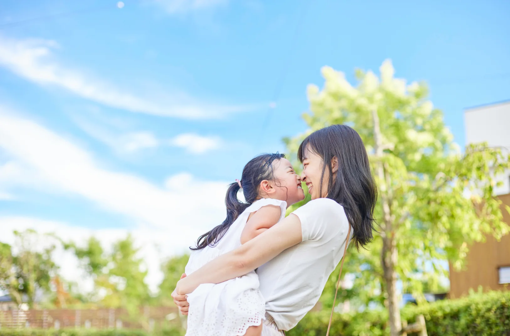 保険相談をしている明るい写真