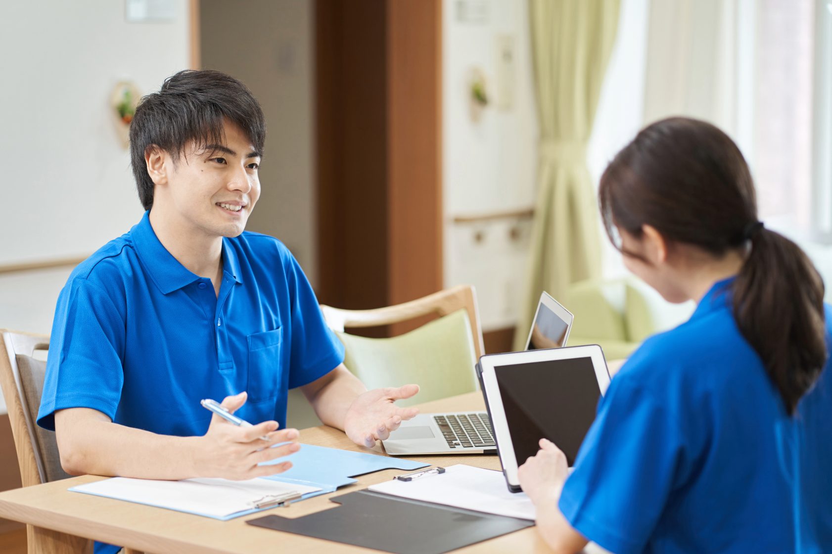 相談対応を行う職員の様子
